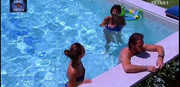  Angela Viviani pool topless @ Grande Fratello 13 (IT)